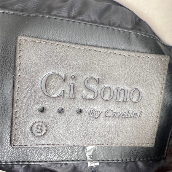 Ci Sono Cropped Puffer Vest in Black - Picture 5 of 6